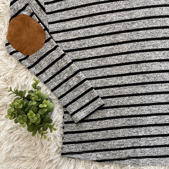 Mine Button Back Scoop Neck LS Top 💗 Heather Gray & Black - Picture 9 of 16